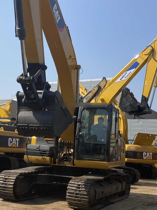 2018 Caterpillar 325CL crawler excavator cabin view 2018 Caterpillar 325CL crawler excavator cabin view