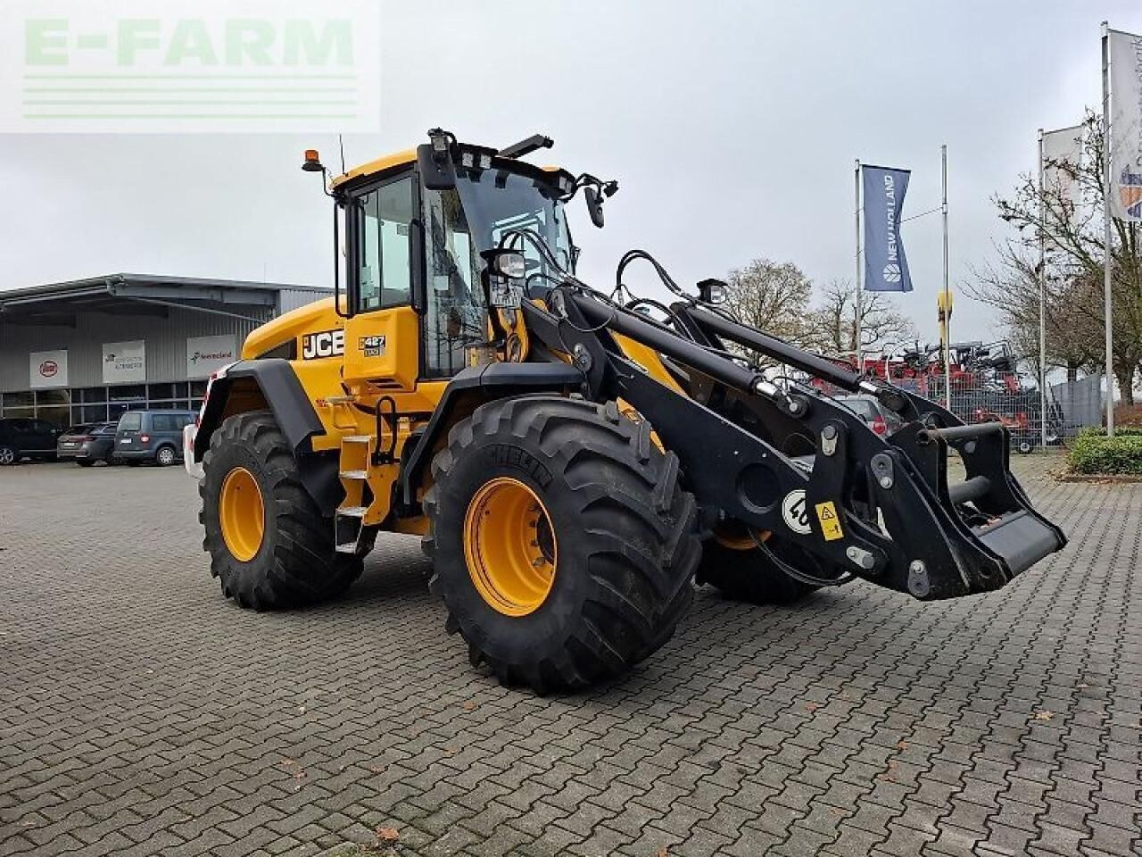 2022 JCB 427 AGRI wheel loader, front three-quarter view 2022 JCB 427 AGRI wheel loader, front three-quarter view