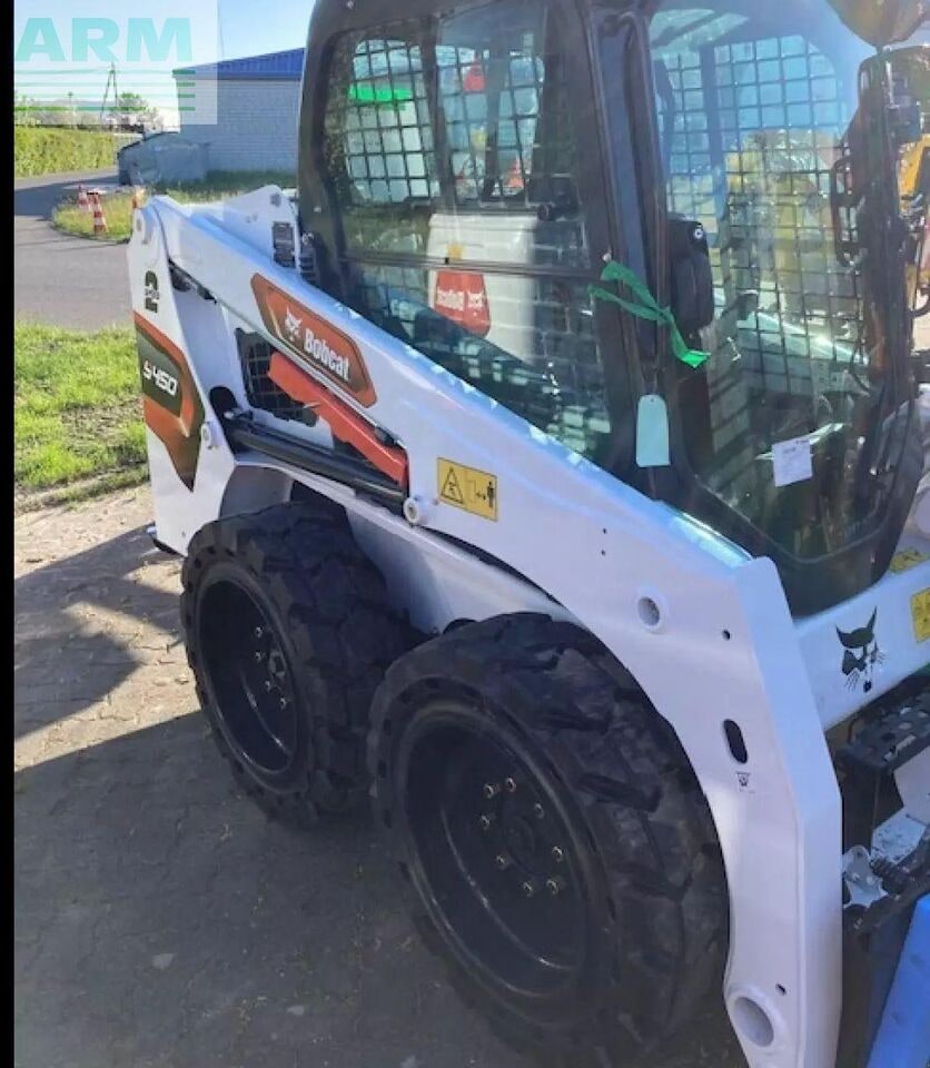 2024 Bobcat S450 skid steer loader side view 2024 Bobcat S450 skid steer loader side view