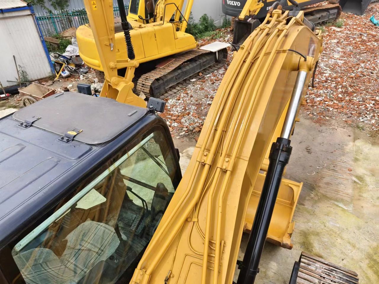 Excavatrice sur chenilles Caterpillar 320D2 de 2019, vue plongeante de la cabine et de la flèche