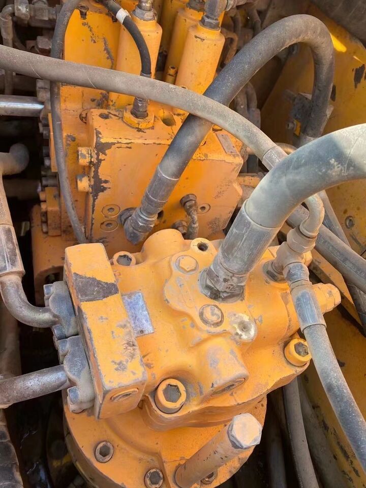 2023 Hyundai R215-7 hydraulic pump detail