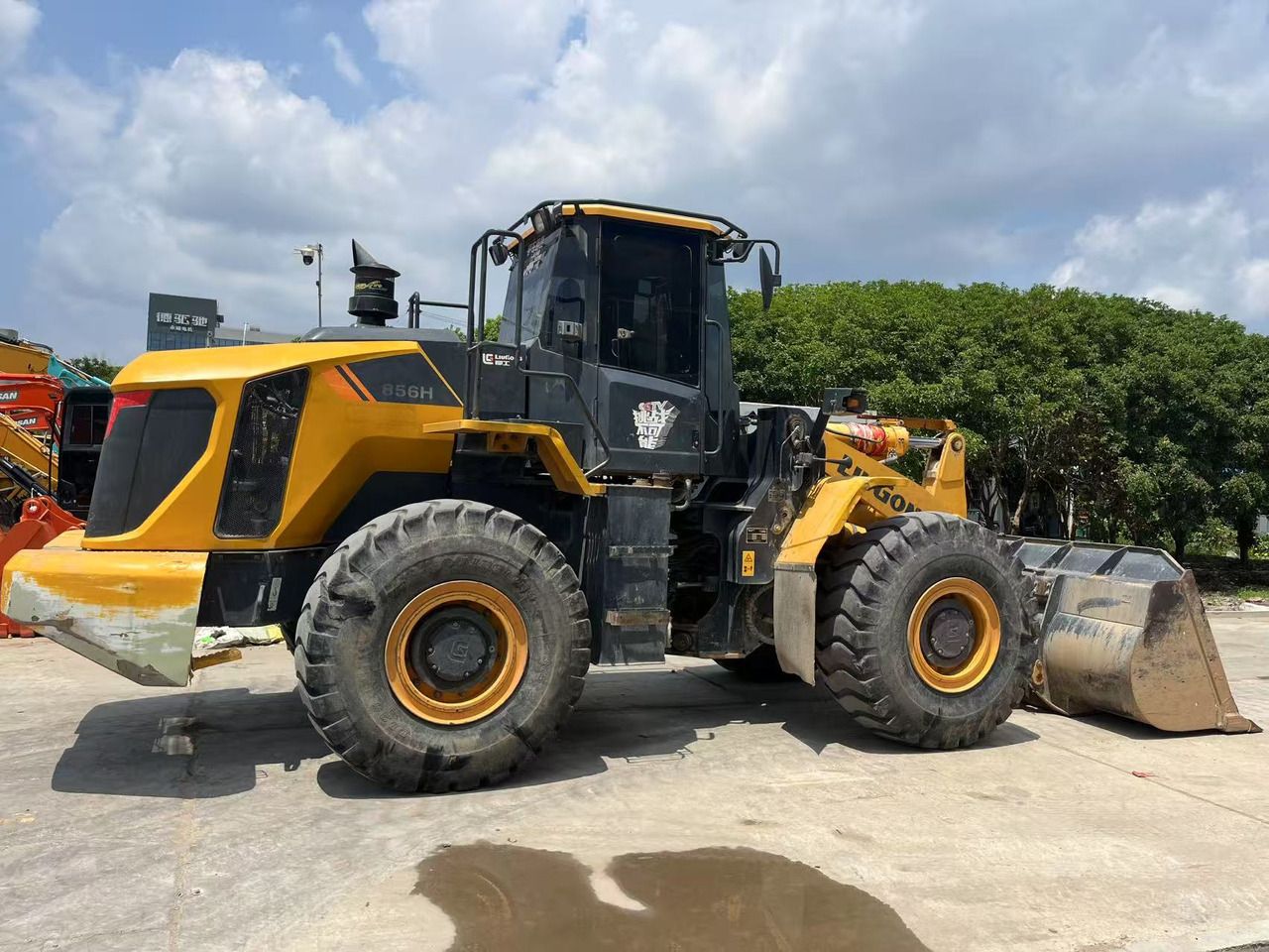 2023 LiuGong 856H wheel loader side view 2023 LiuGong 856H wheel loader side view