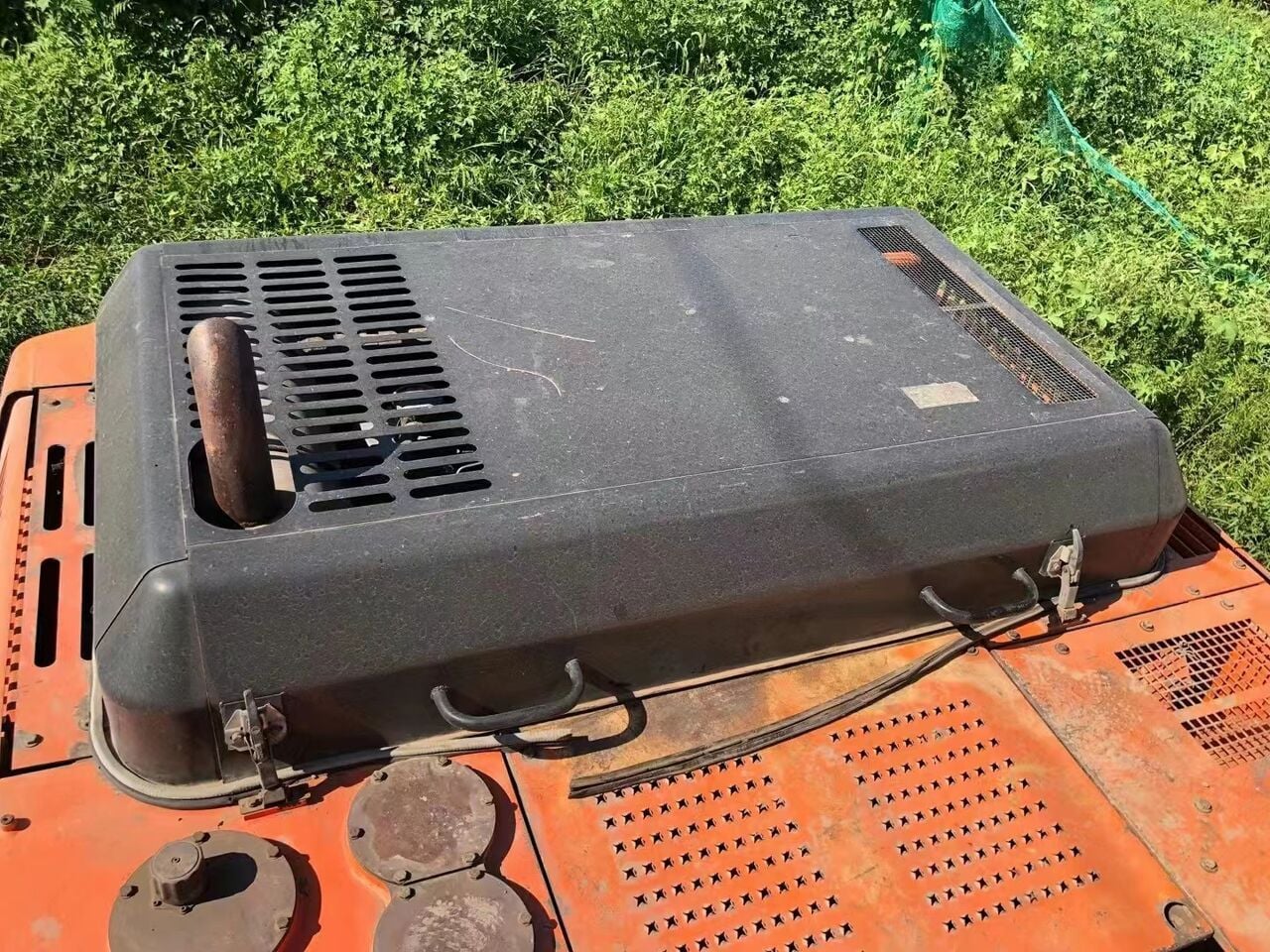 2023 Doosan DH370LC-9 engine compartment top view 2023 Doosan DH370LC-9 engine compartment top view