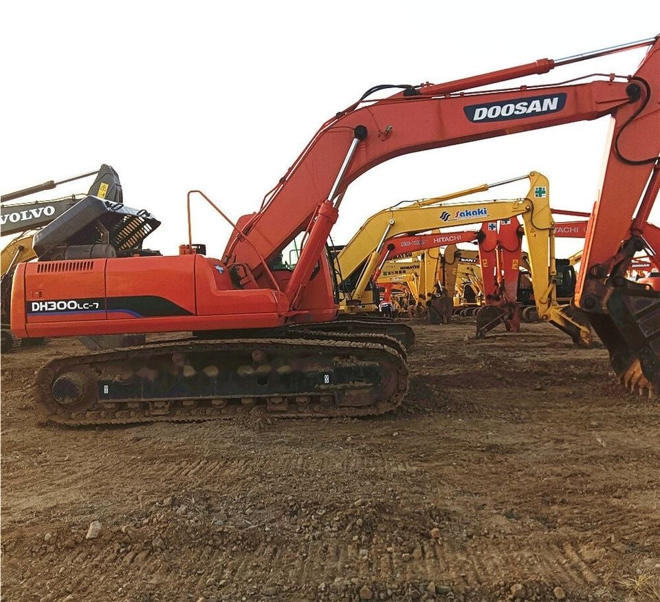 2017 Doosan DH300LC-7 crawler excavator, side profile view