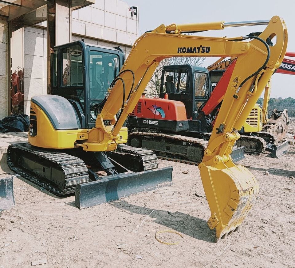 Komatsu PC40MR mini excavator, three-quarter view
