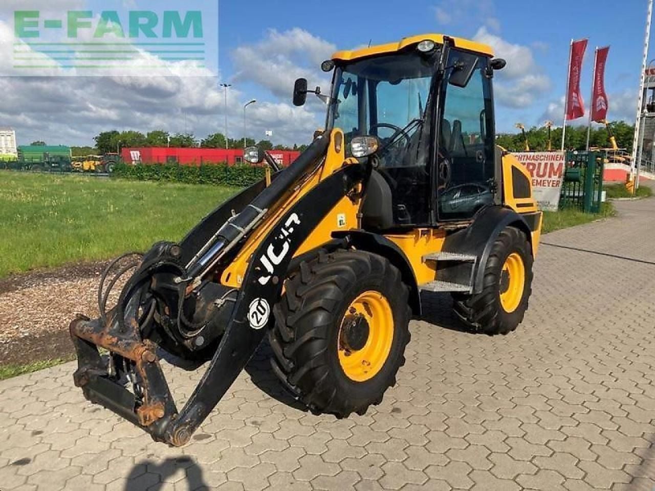 2015 JCB 409 wheel loader, front three-quarter view 2015 JCB 409 wheel loader, front three-quarter view
