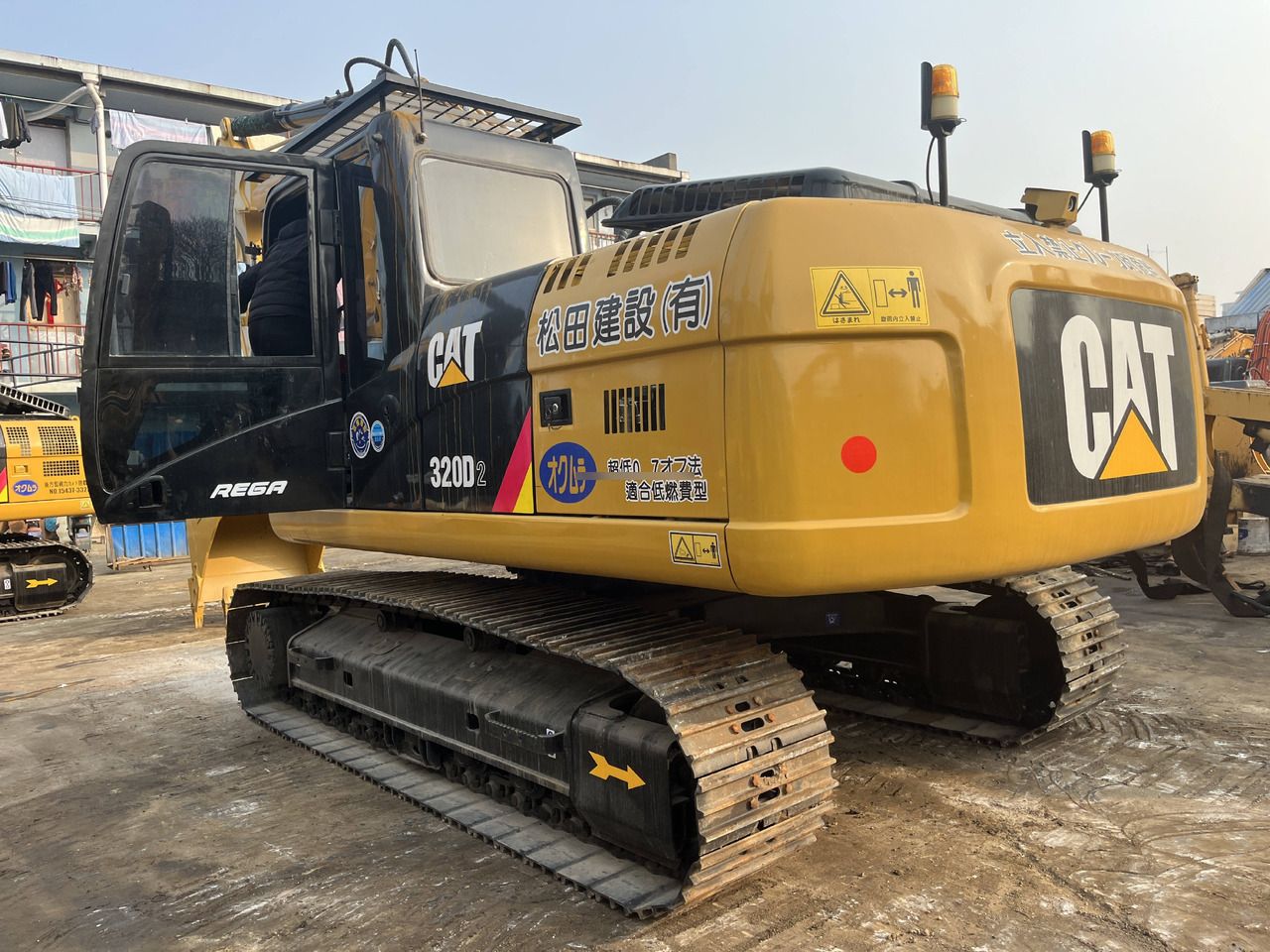 2016 Caterpillar 320D2 rupsgraafmachine, achteraanzicht driekwart
