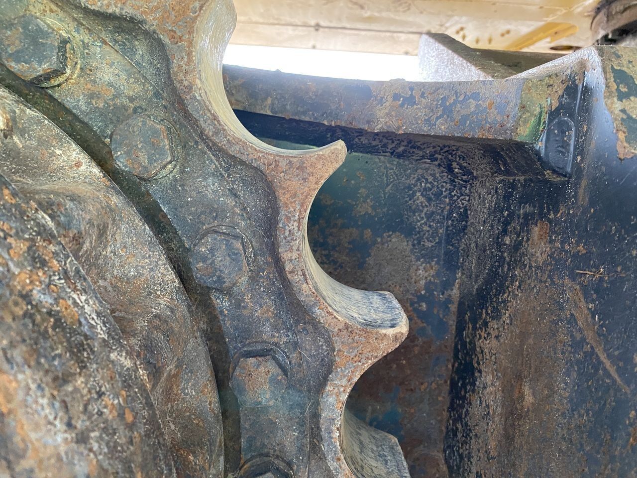 2021 Komatsu PC290LC-11 crawler excavator track drive sprocket detail