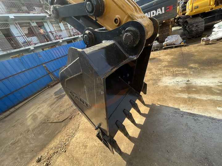2013 Sany 215C crawler excavator bucket detail 2013 Sany 215C crawler excavator bucket detail