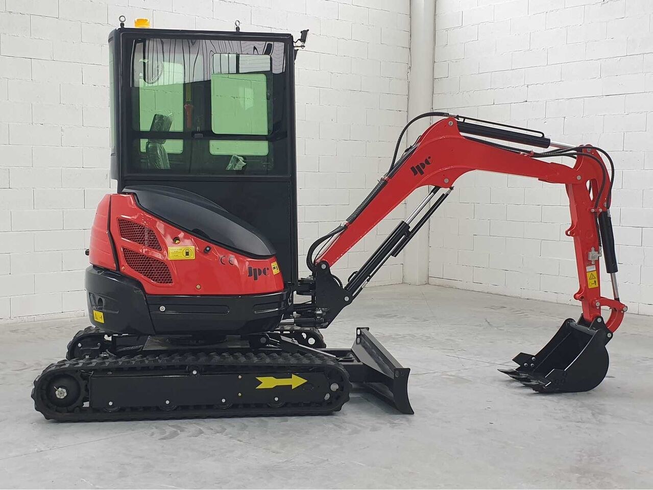 2026 JPC HT25 mini excavator side view
