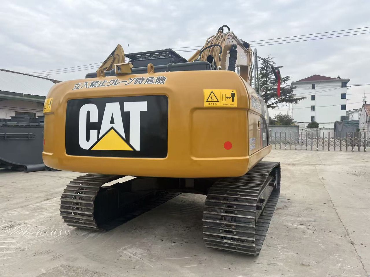 Caterpillar 320D2 rupsgraafmachine achteraanzicht 2023