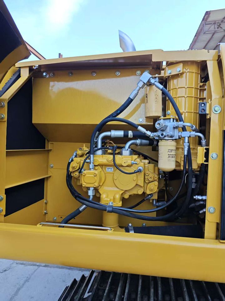 Escavadora de rastos Caterpillar 320CL de 2010, vista do compartimento do motor