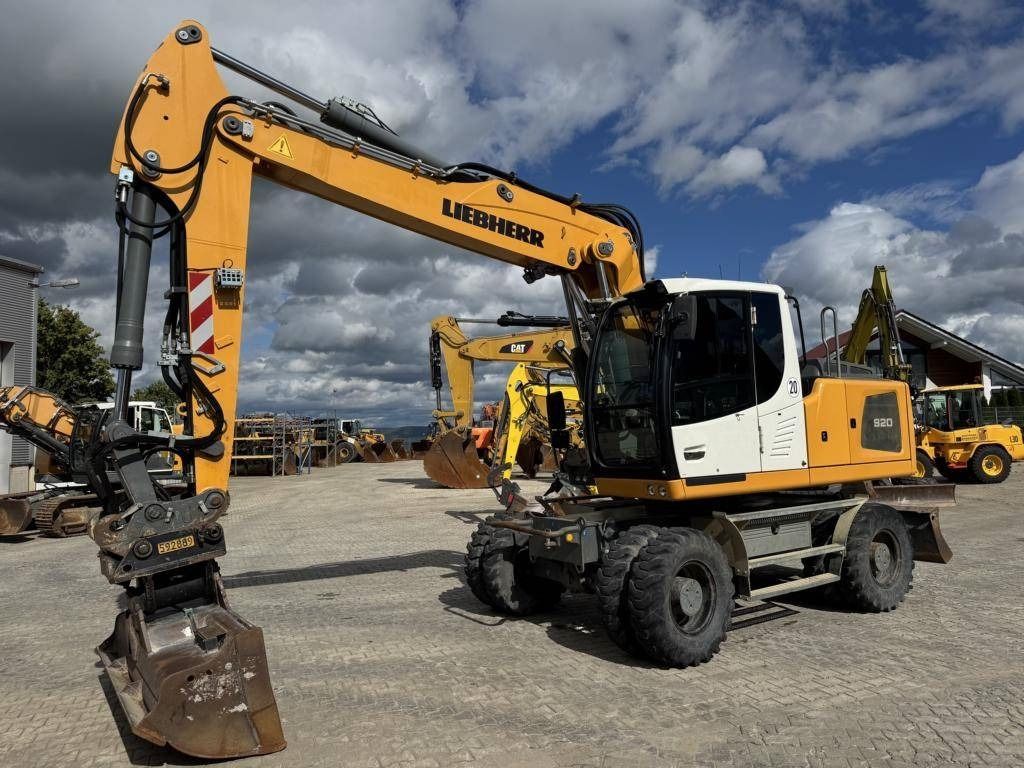 2016 Liebherr A920LITRONIC wheel excavator, side view