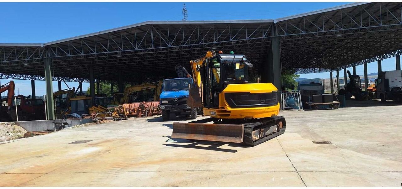 JCB 86C-2 crawler excavator, front view
