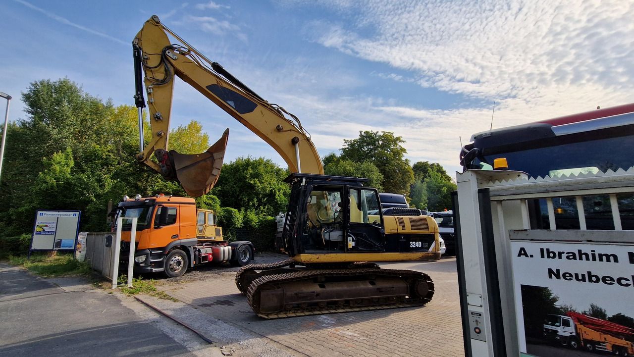 2007 Caterpillar 324D crawler excavator, side profile view