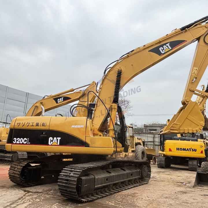 Caterpillar 320CL rupsgraafmachine uit 2018, zijaanzicht