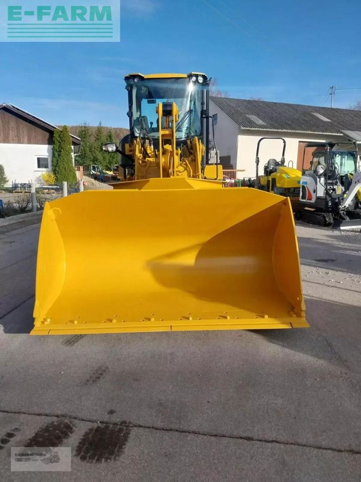2016 Caterpillar 926M wheel loader, front view