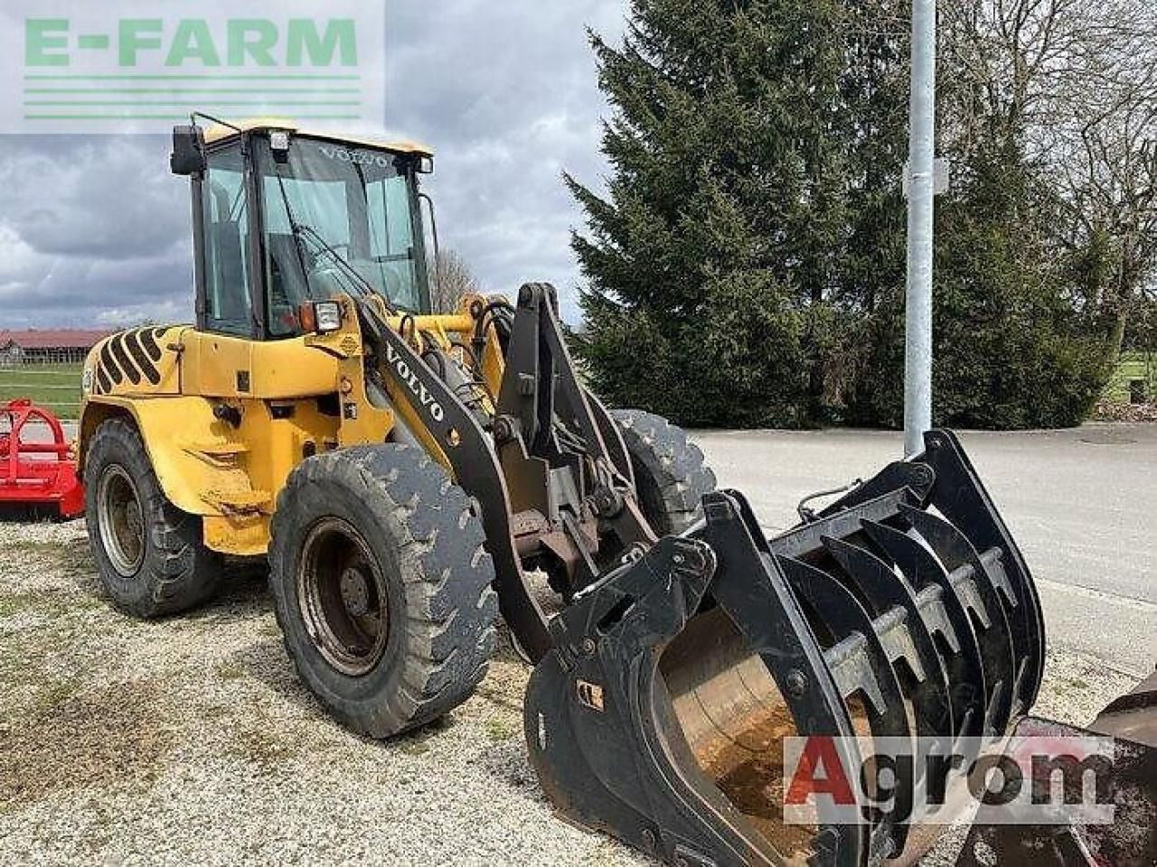 2000 Volvo L40B wheel loader, front three-quarter view