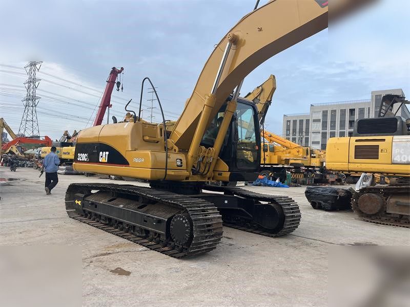 Caterpillar 320CL rupsgraafmachine uit 2015, zijaanzicht