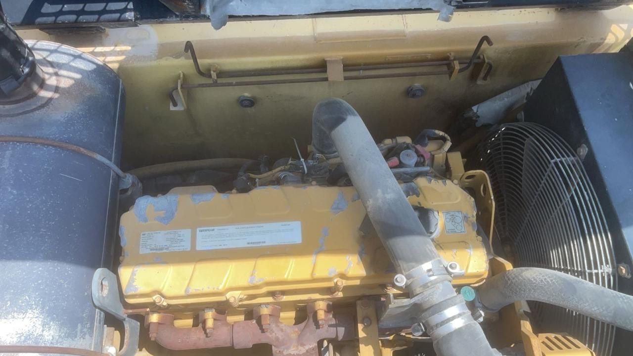 2006 Caterpillar 330C crawler excavator engine compartment view
