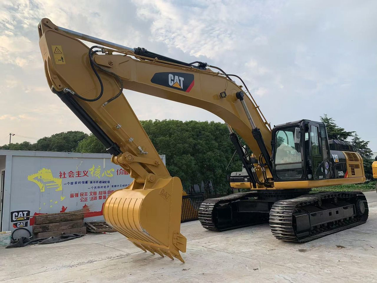 2022 Caterpillar 336D crawler excavator, side view