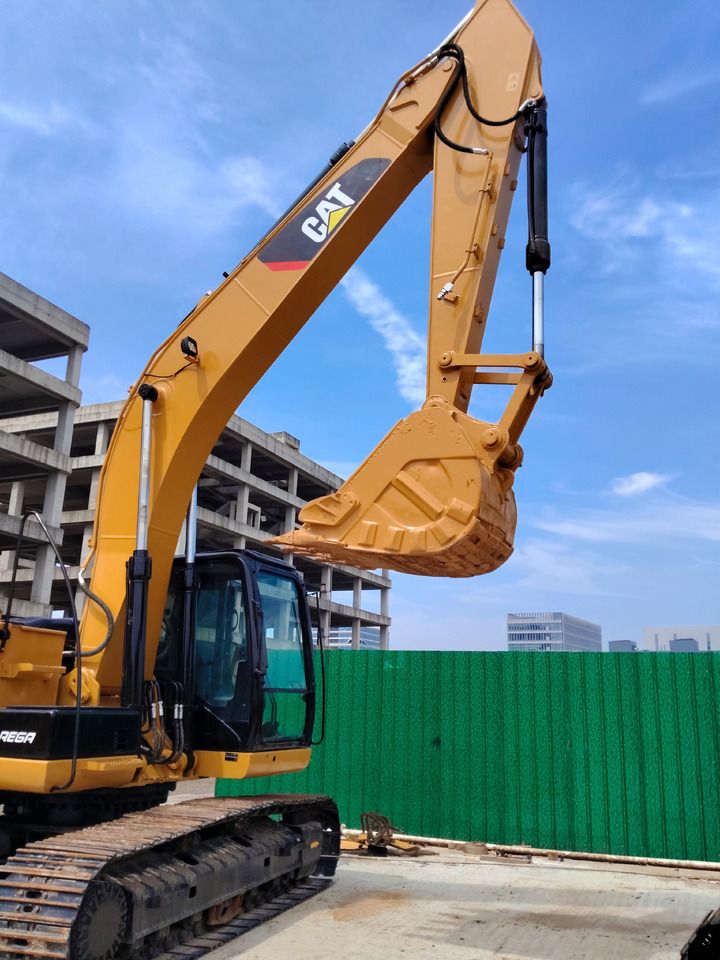 Seitenansicht eines Caterpillar 320D2 Raupenbaggers von 2024