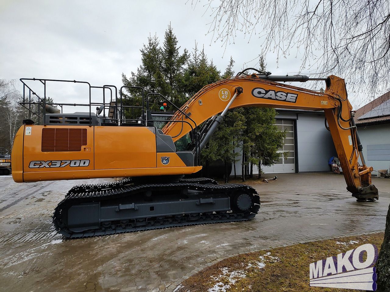 2016 CASE CX370D crawler excavator side view