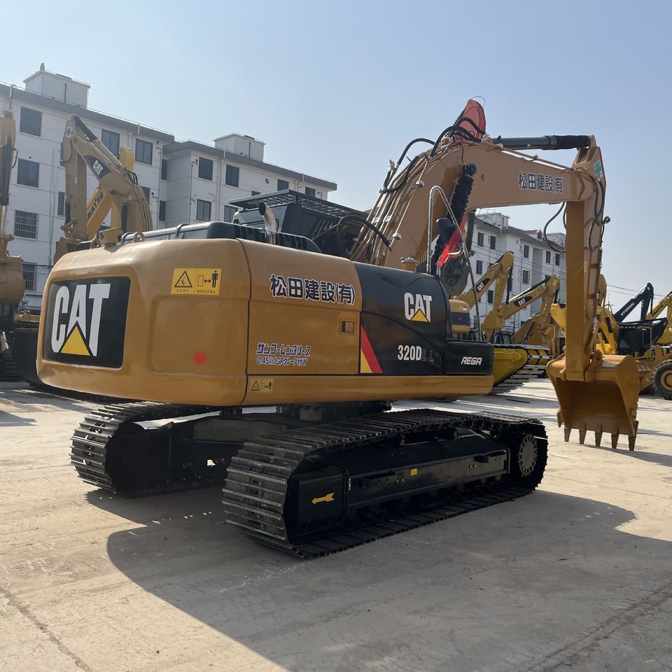 Caterpillar 320D2 L rupsgraafmachine 2023, achteraanzicht driekwart