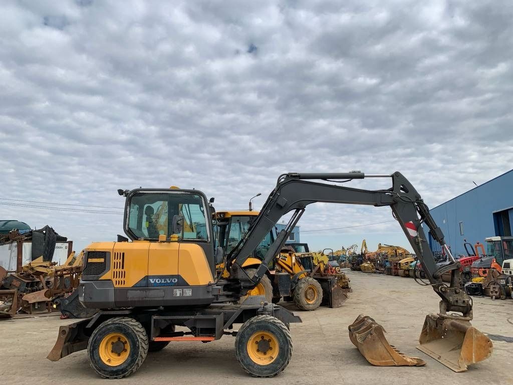 2017 Volvo EW60E wheel excavator side view