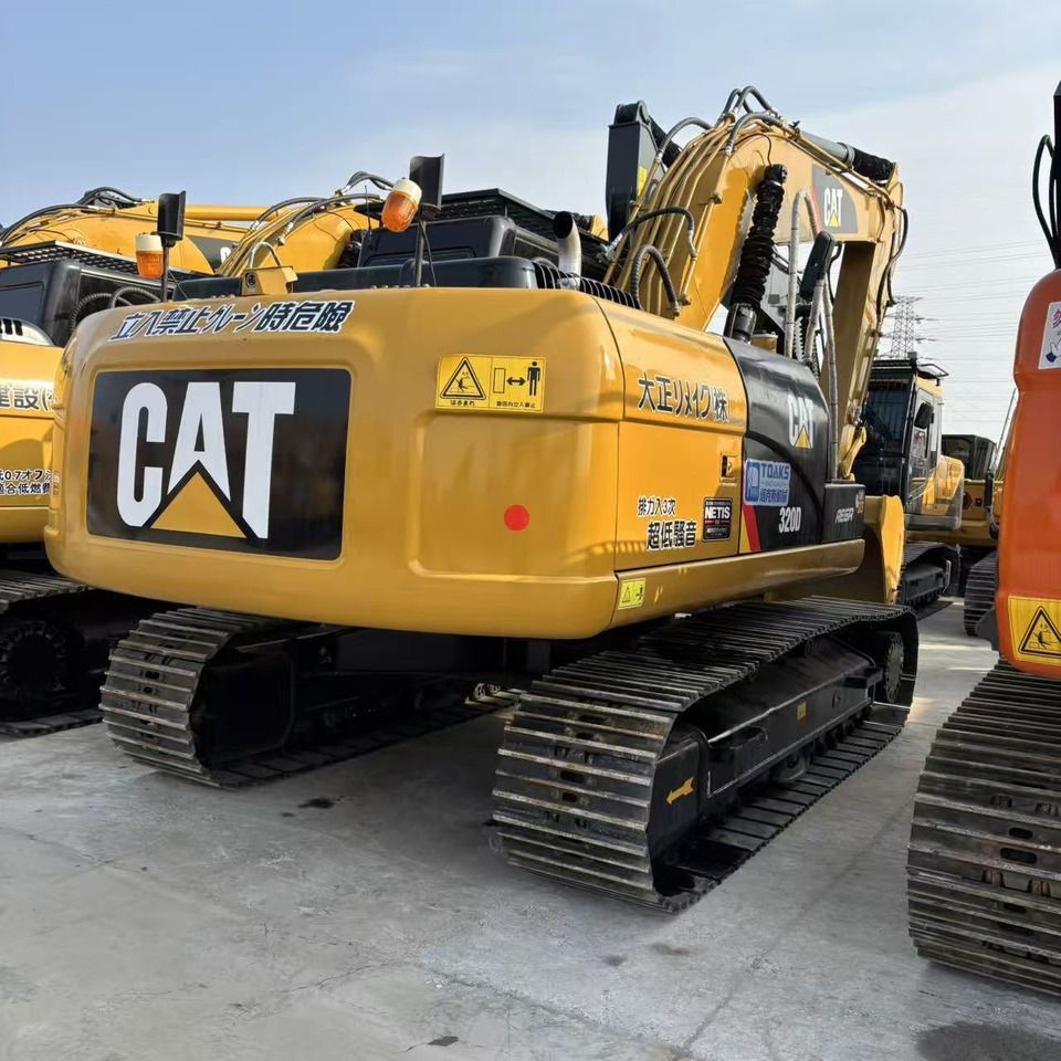 Escavatore cingolato Caterpillar 320D del 2023, vista posteriore tre quarti