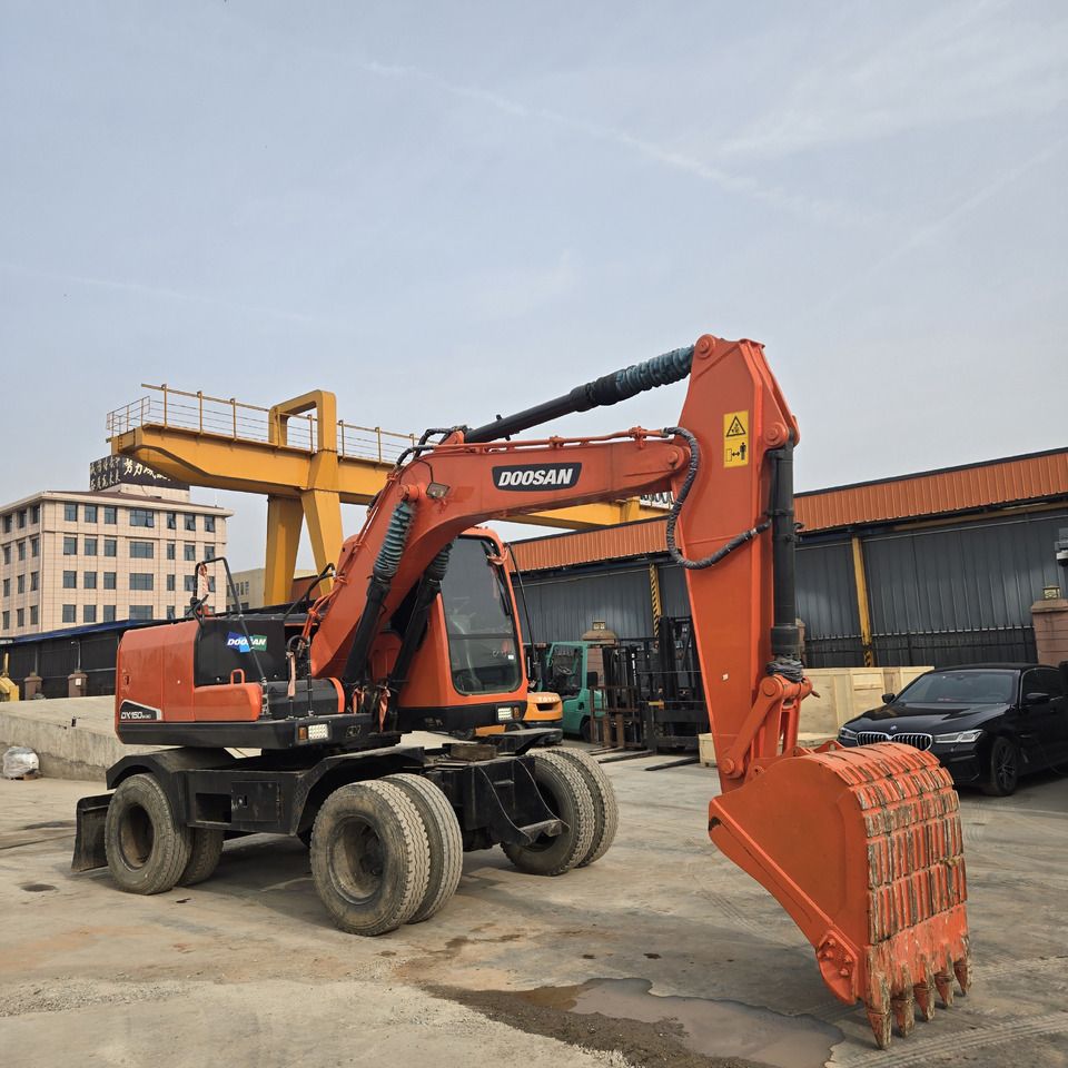 2020 Doosan DX150W wheel excavator side view