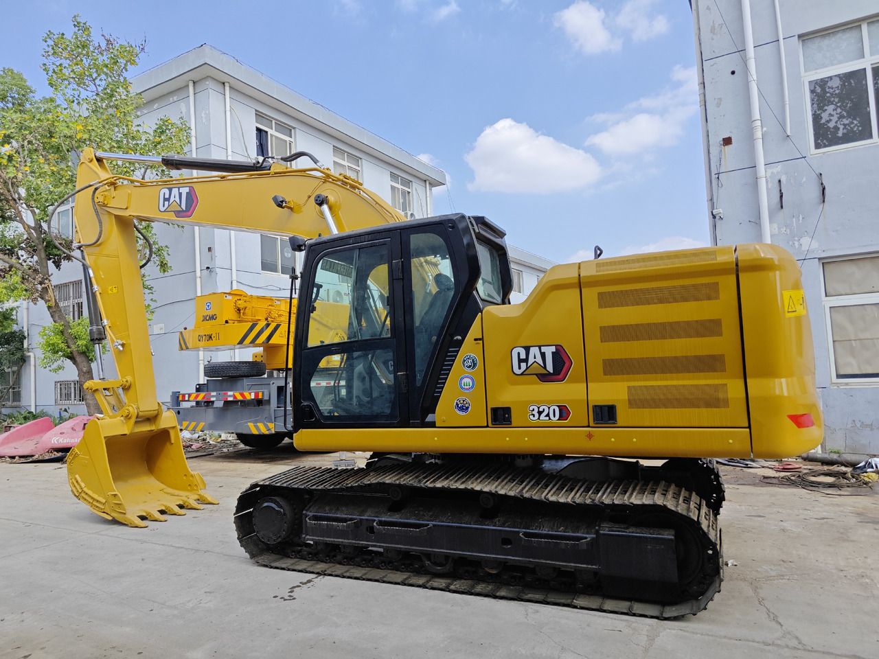 Caterpillar 320E crawler excavator, side view