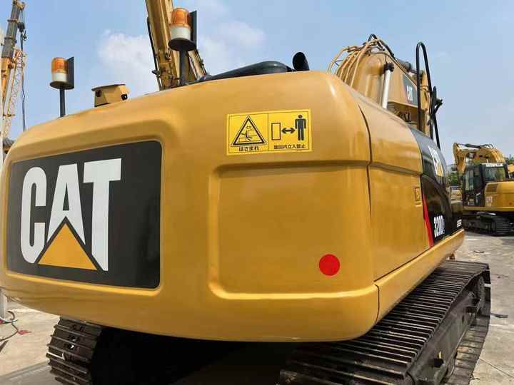 Caterpillar 320D2 rupsgraafmachine uit 2016, achteraanzicht