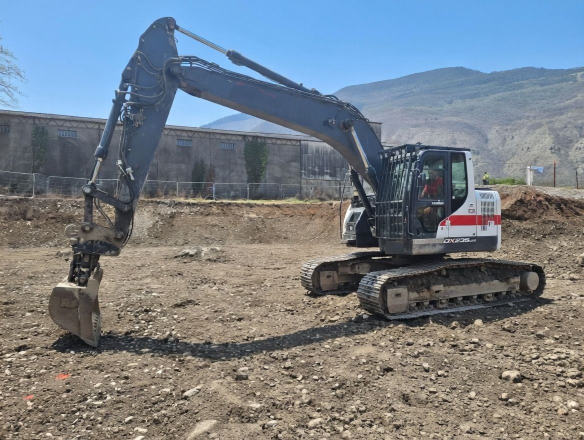 2019 Doosan DX235LCR-5 crawler excavator, side view 2019 Doosan DX235LCR-5 crawler excavator, side view
