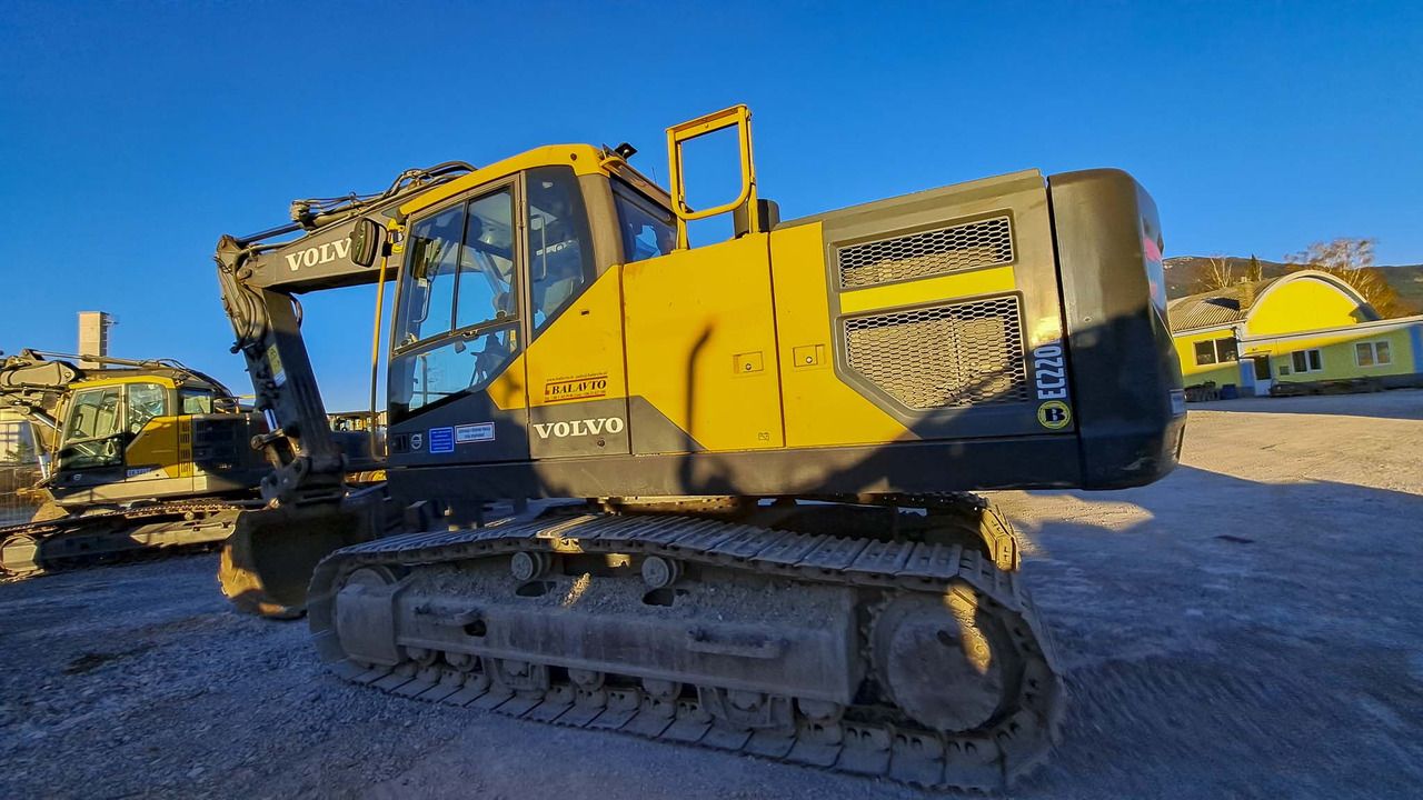 2015 Volvo EC220E crawler excavator side view