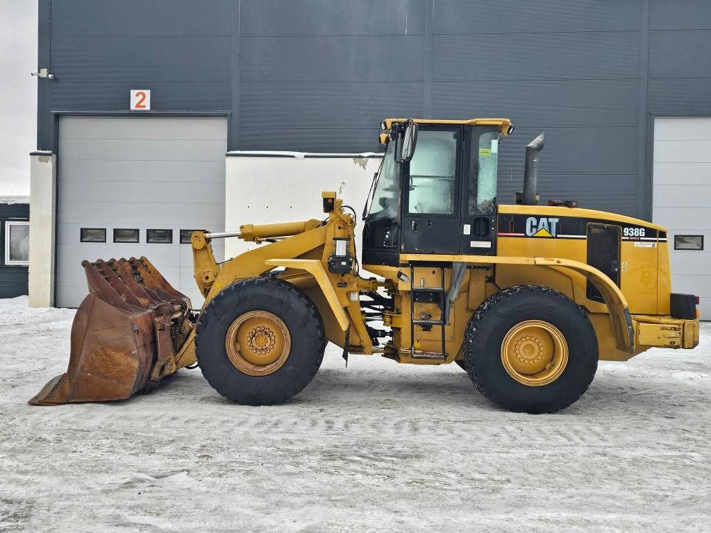2003 Caterpillar 938G wheel loader, side view