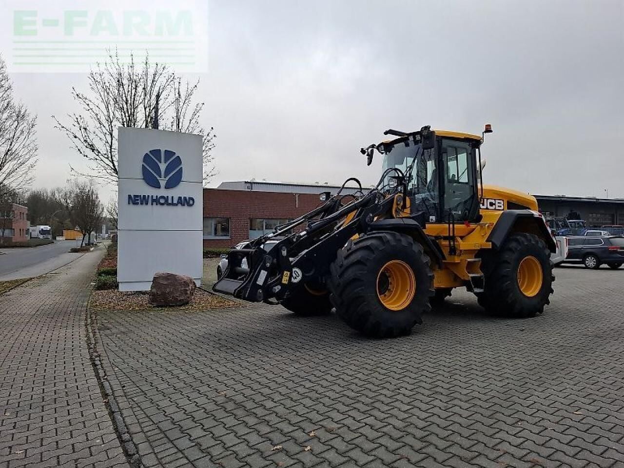2022 JCB 427 AGRI wheel loader, three-quarter front view 2022 JCB 427 AGRI wheel loader, three-quarter front view