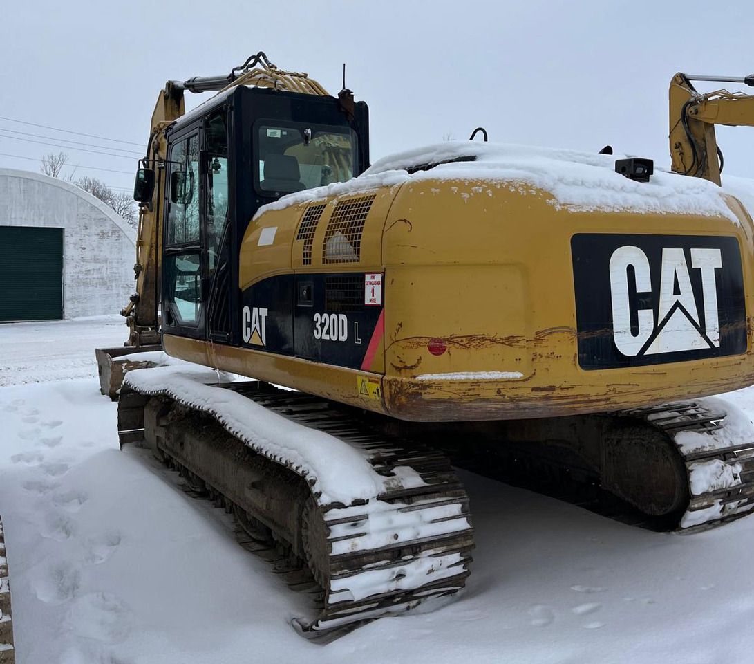 2010 Caterpillar 320D L гусеничный экскаватор, задний трехчетвертной вид