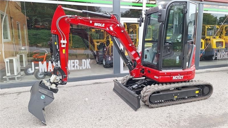 Mole M25ZT mini excavator, side view