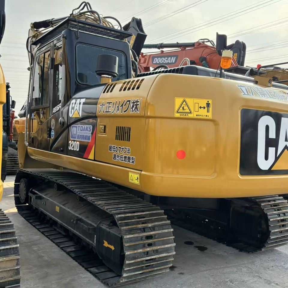 Escavatore cingolato Caterpillar 320D del 2023, vista posteriore tre quarti