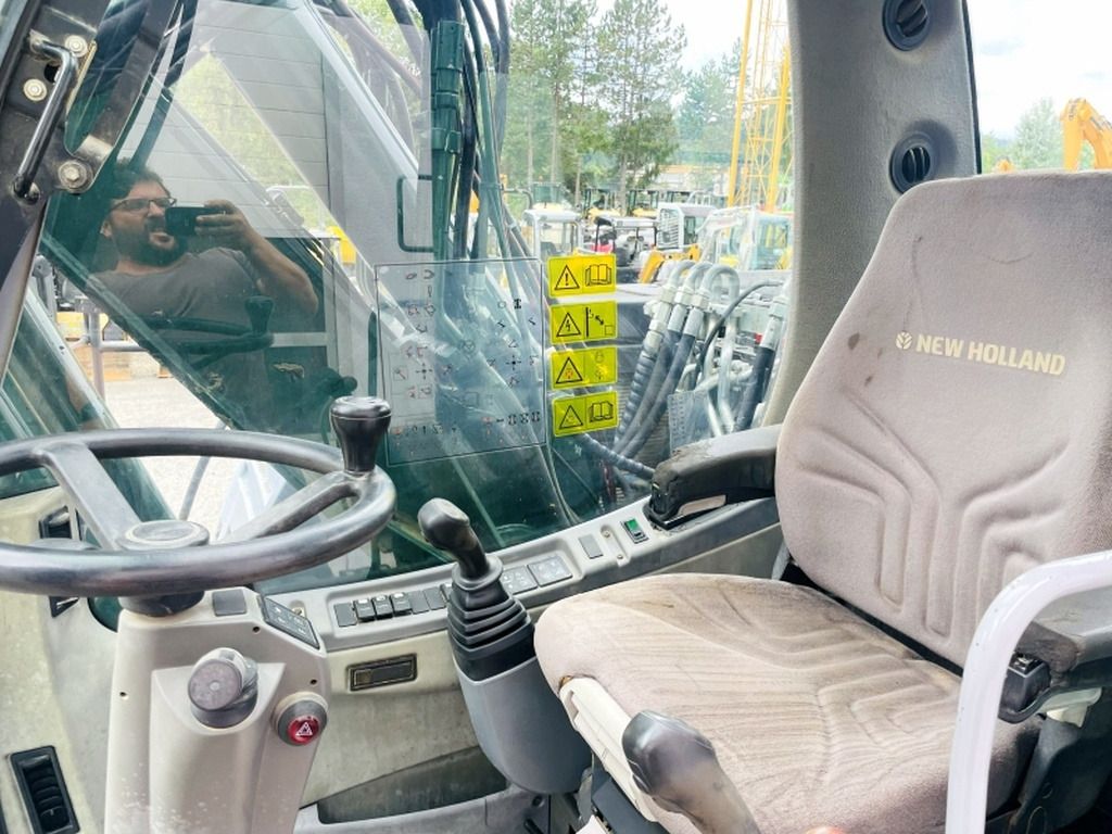 2009 New Holland MH-PLUS wheel excavator interior cab view