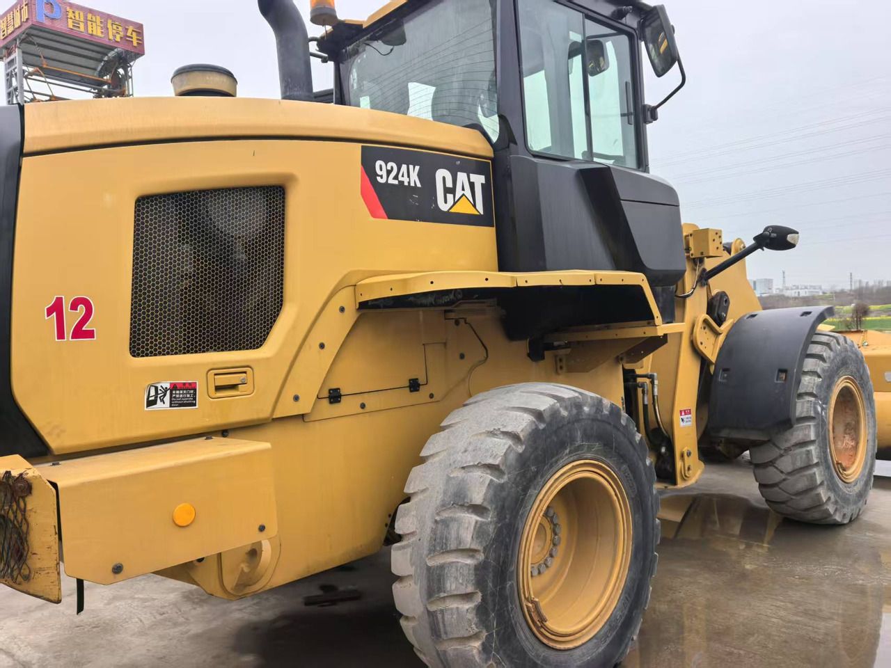 2022 Caterpillar 924K wheel loader side view 2022 Caterpillar 924K wheel loader side view