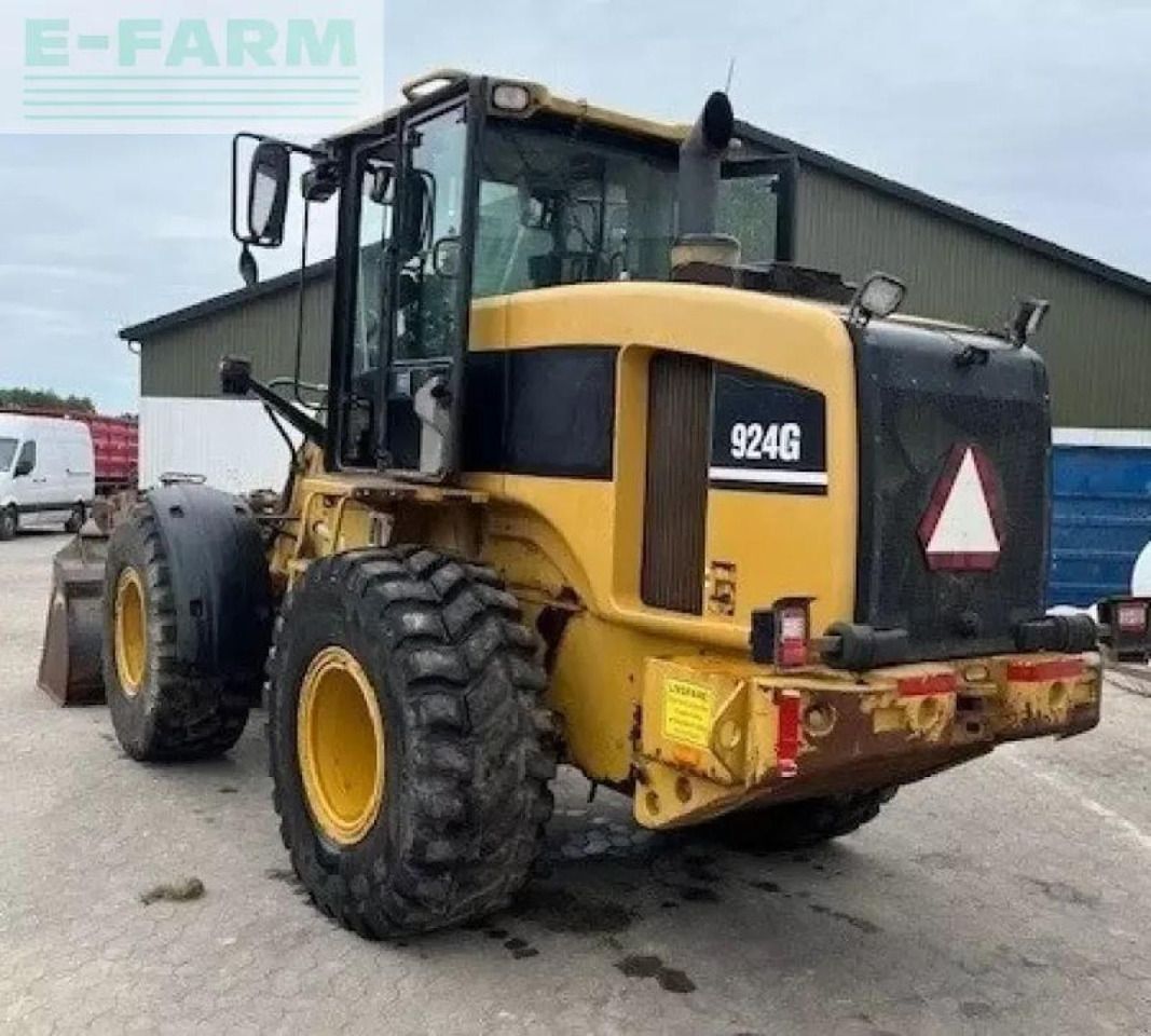 Caterpillar 924G wheel loader, rear three-quarter view Caterpillar 924G wheel loader, rear three-quarter view
