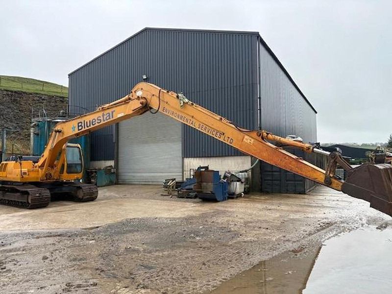 2006 Hyundai 210-LC-3 excavator, side profile view 2006 Hyundai 210-LC-3 excavator, side profile view