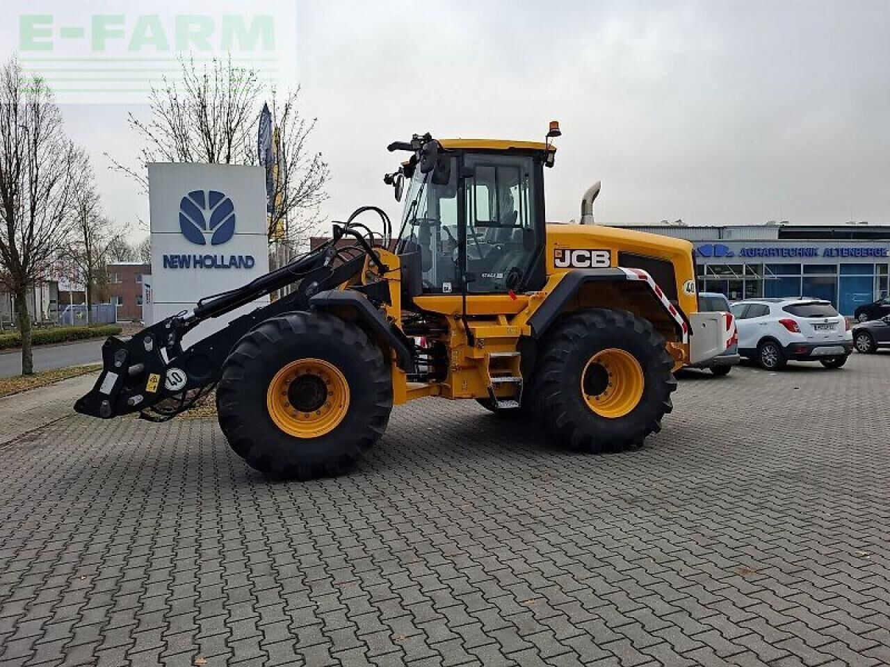 2022 JCB 427 AGRI wheel loader side view 2022 JCB 427 AGRI wheel loader side view