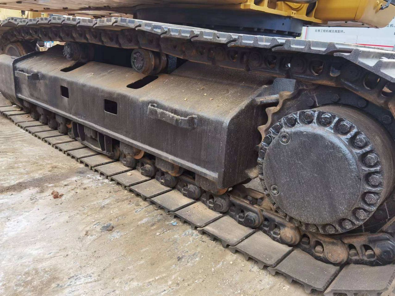 2018 Caterpillar 325BL crawler excavator undercarriage view