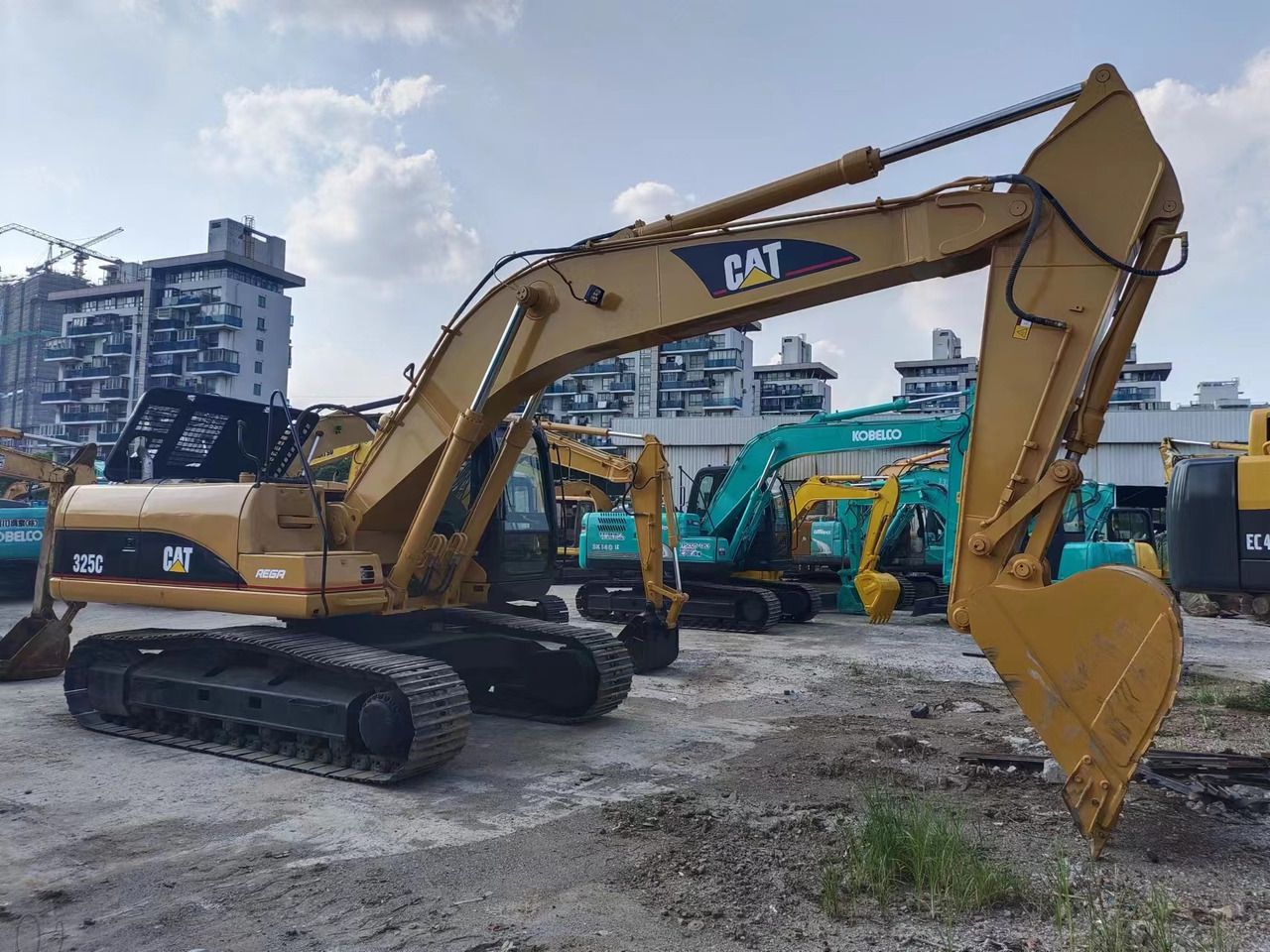 2018 Caterpillar 325C crawler excavator, side profile view