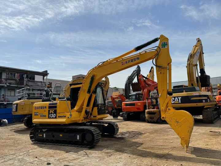 Pelle sur chenilles Komatsu PC130 de 2018, vue de côté