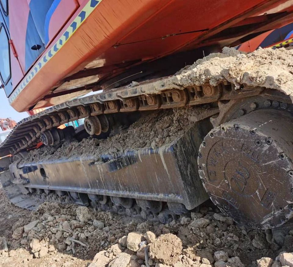 2018 Doosan DH220LC-7 crawler excavator undercarriage view