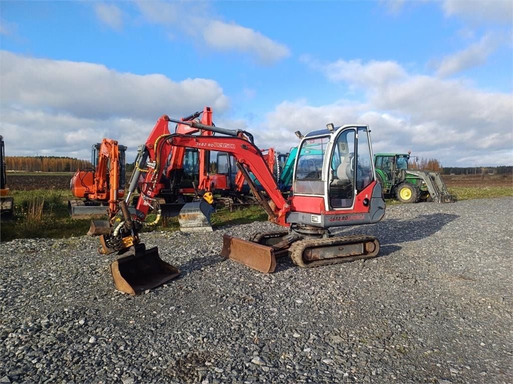 1995 Wacker Neuson 3602RD mini excavator, front three-quarter view